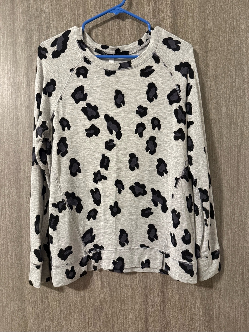 Kensie Gray Leopard Print Long Sleeve Tee